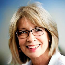 Elizabeth Evans Headshot